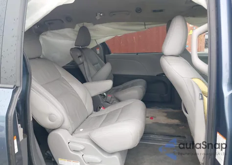 2015 Toyota Sienna Xle 8 Passenger z USA, uszkodzony, nr VIN 5TDYK3DC5FS639225